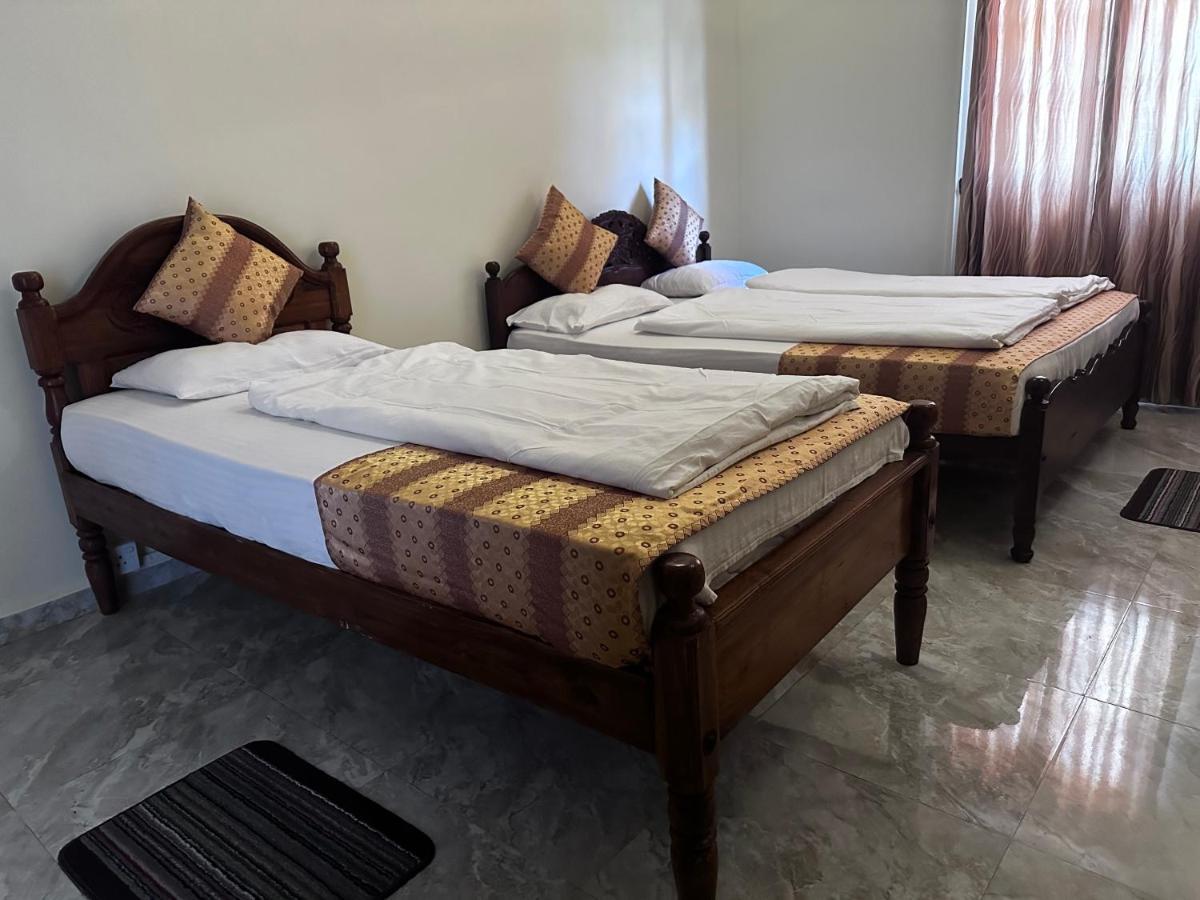 N Joy Inn Trincomalee Eksteriør billede