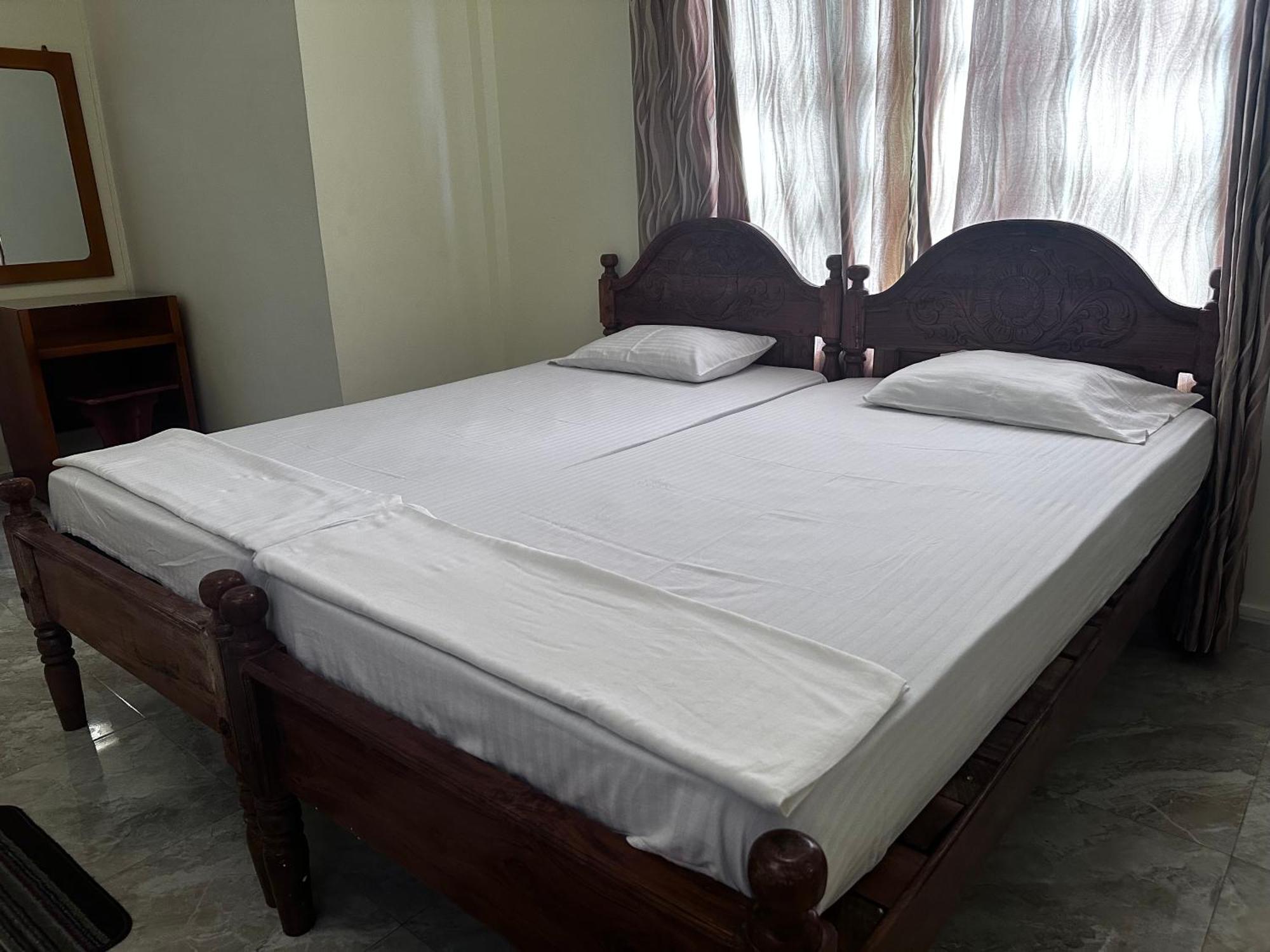 N Joy Inn Trincomalee Eksteriør billede