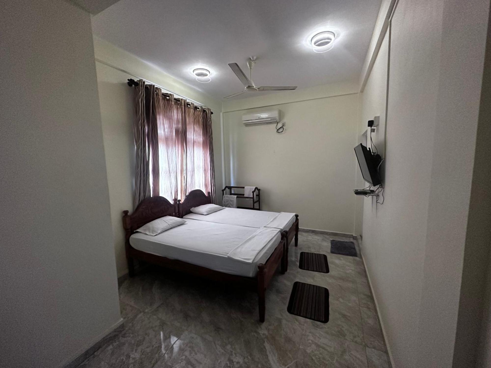 N Joy Inn Trincomalee Eksteriør billede