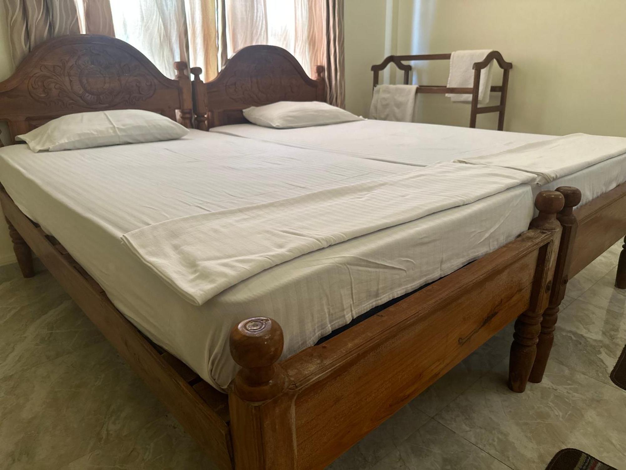 N Joy Inn Trincomalee Eksteriør billede