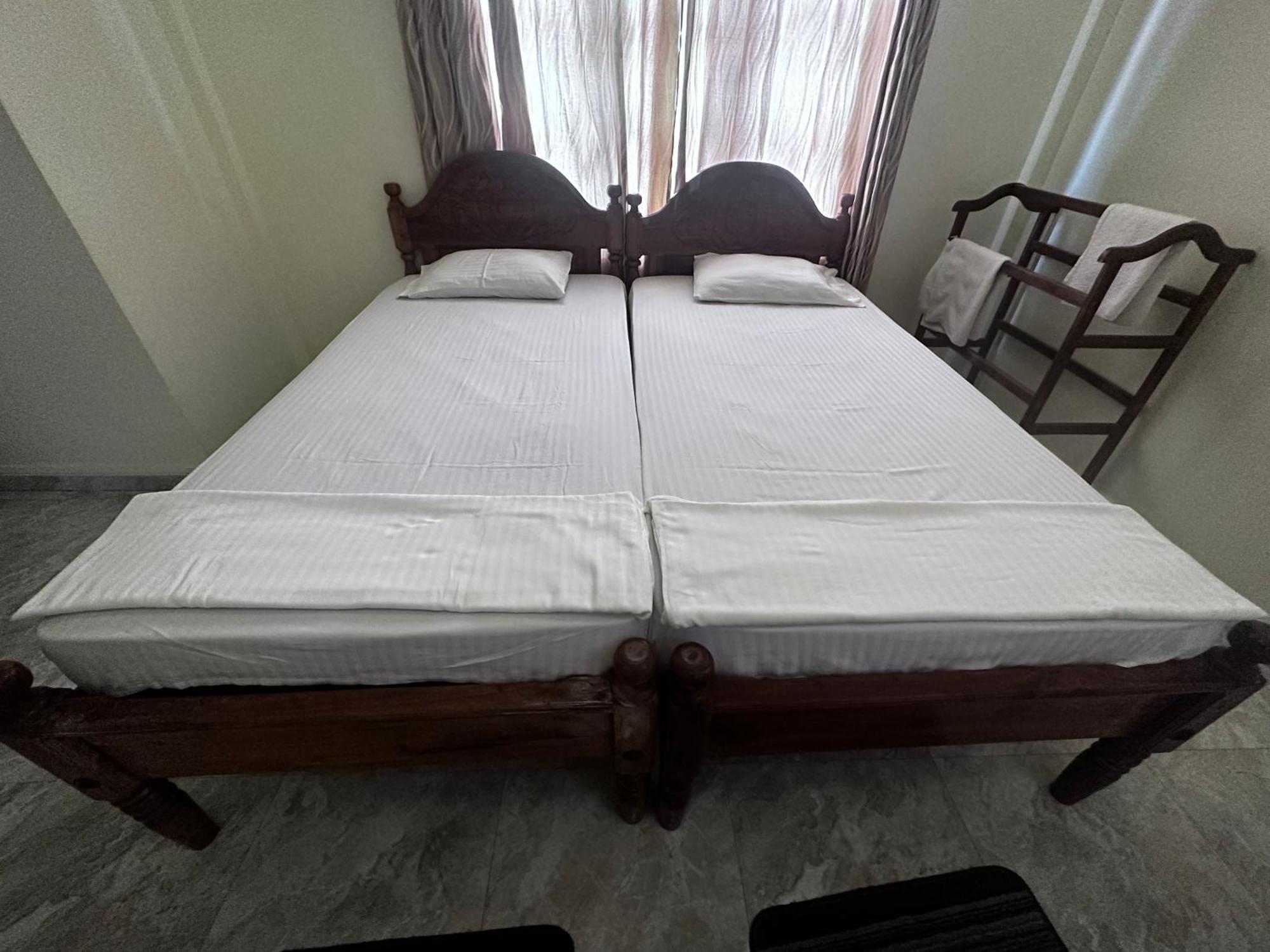 N Joy Inn Trincomalee Eksteriør billede