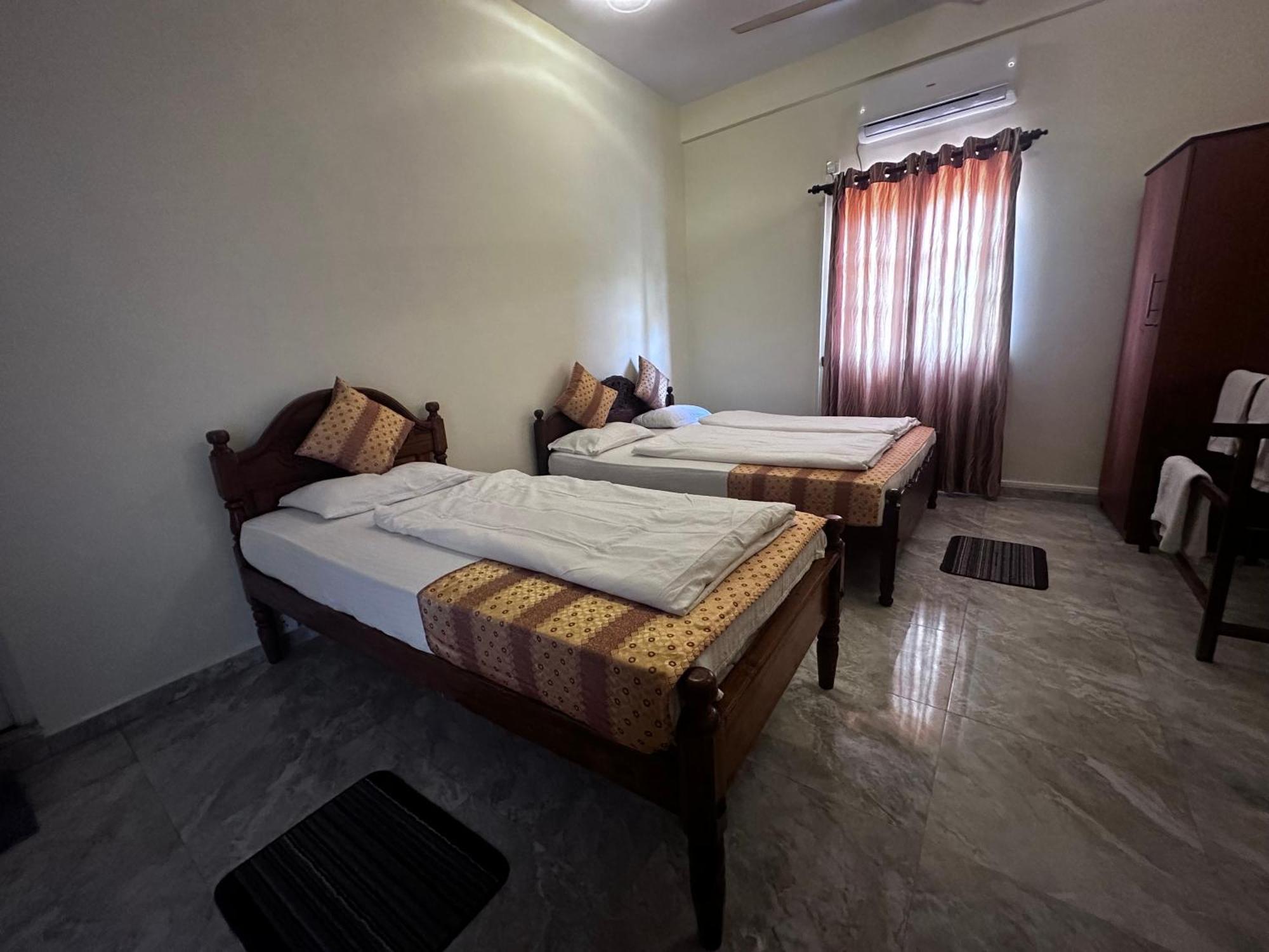 N Joy Inn Trincomalee Eksteriør billede
