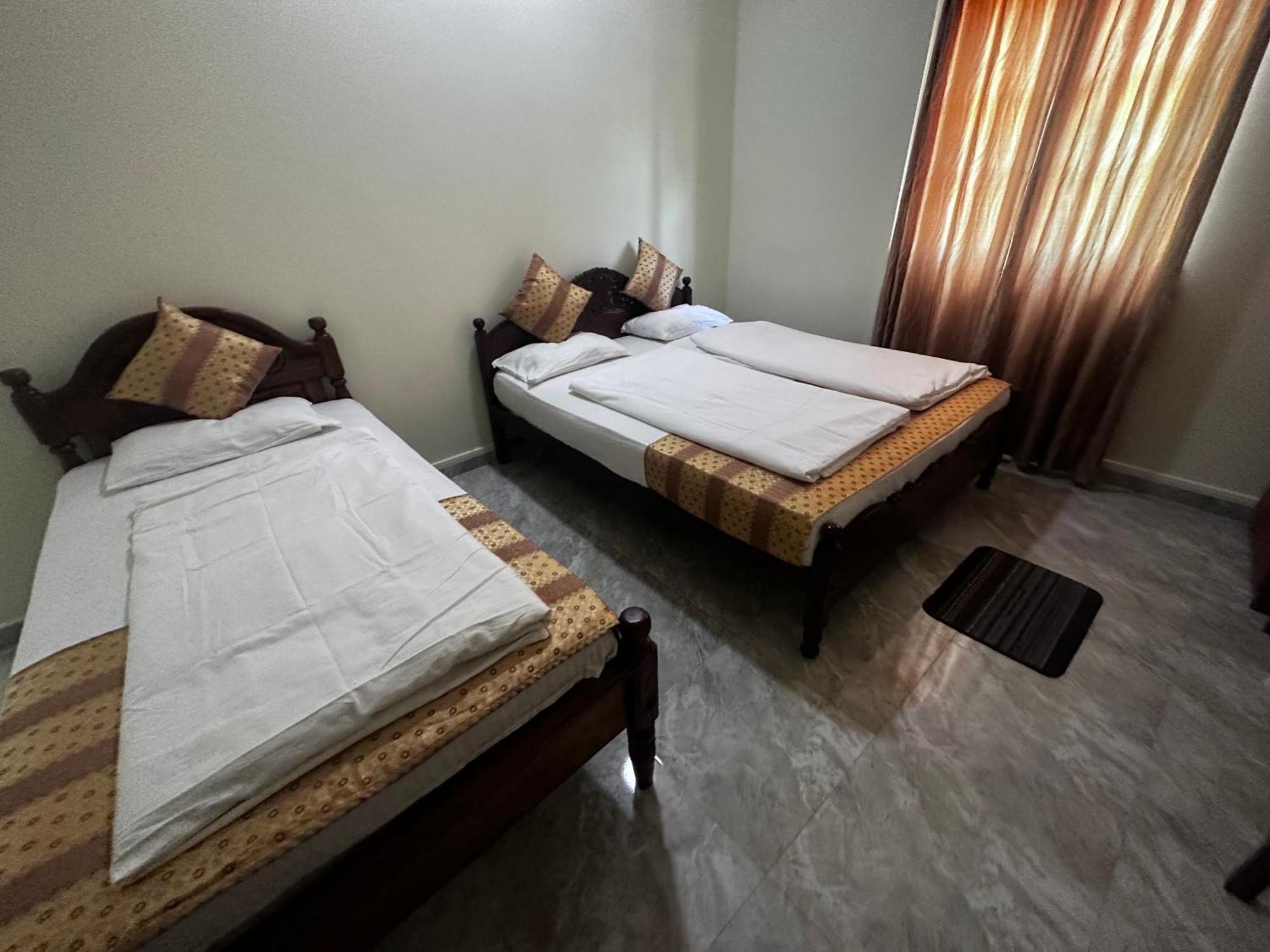 N Joy Inn Trincomalee Eksteriør billede