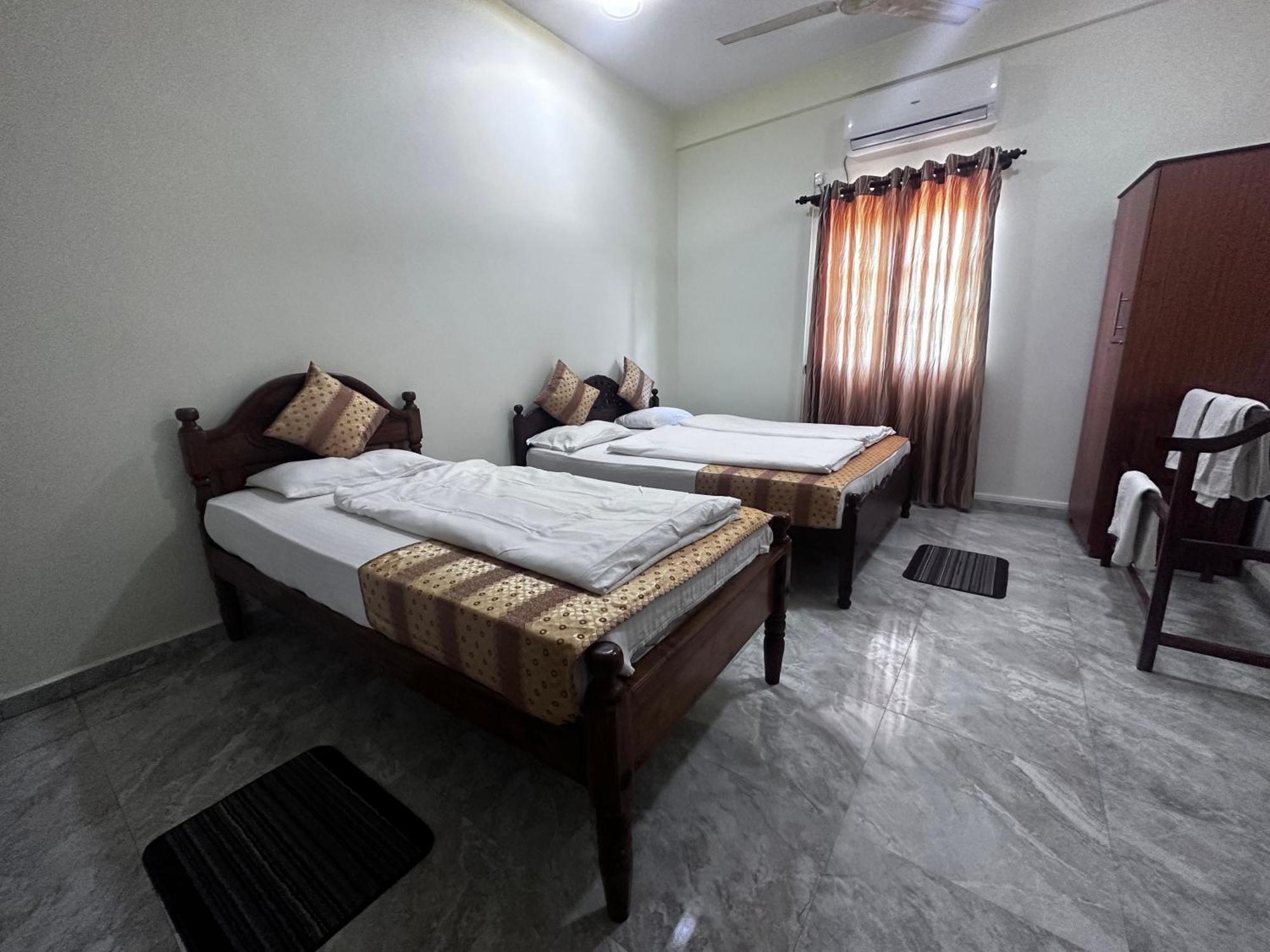 N Joy Inn Trincomalee Eksteriør billede