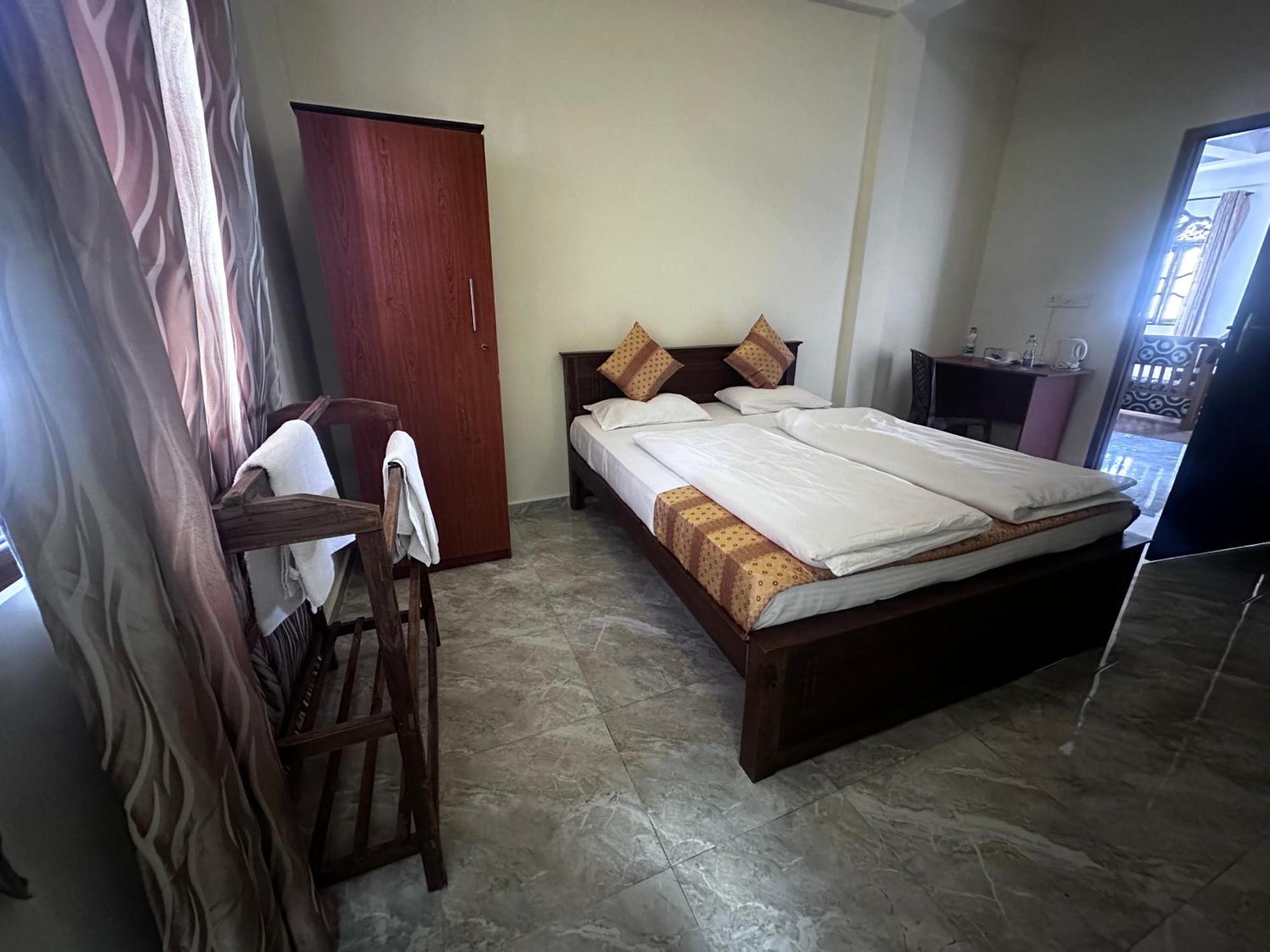 N Joy Inn Trincomalee Eksteriør billede