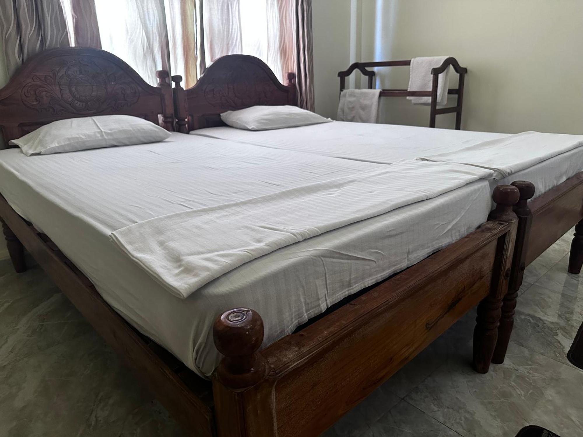 N Joy Inn Trincomalee Eksteriør billede