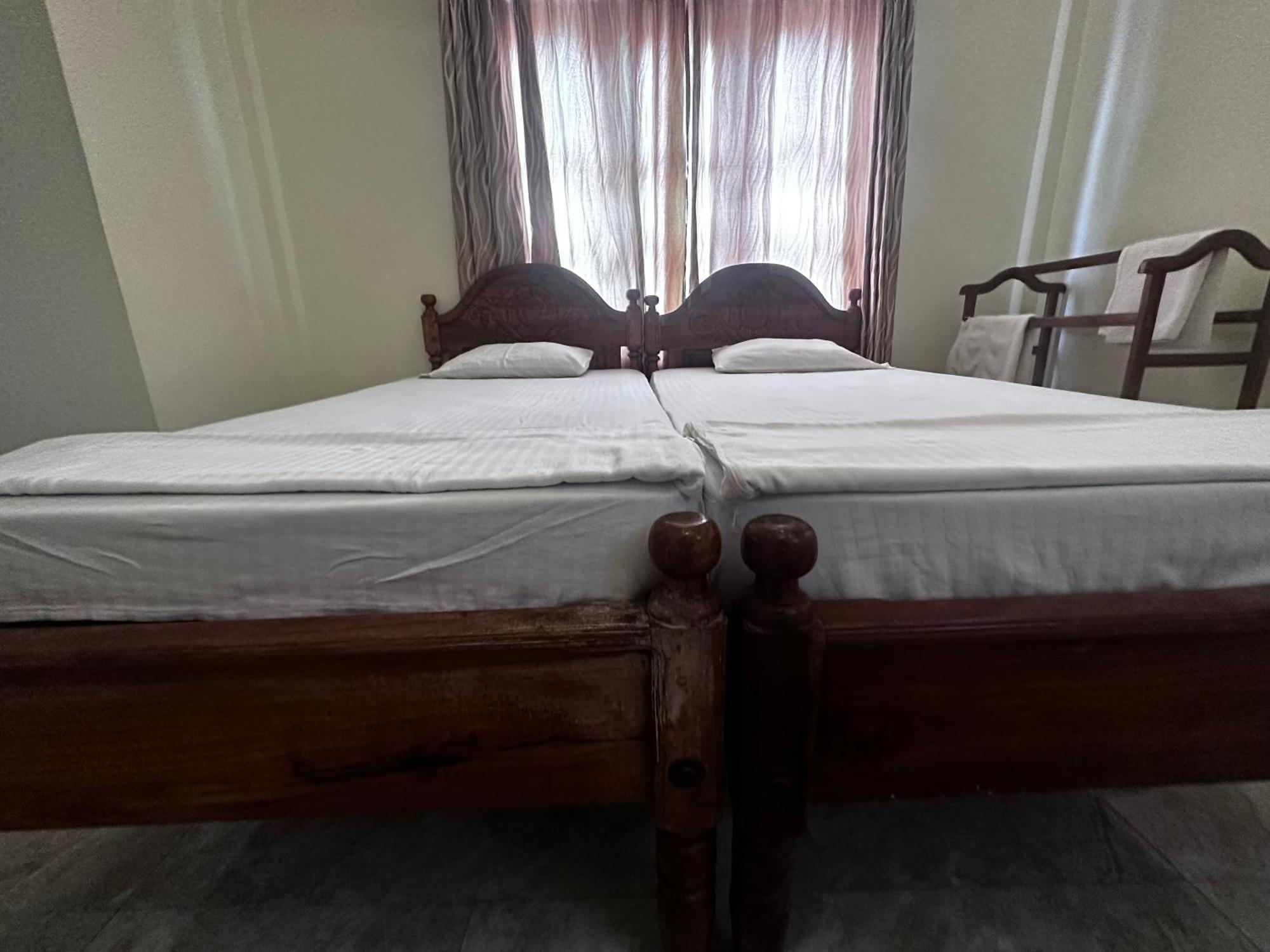 N Joy Inn Trincomalee Eksteriør billede