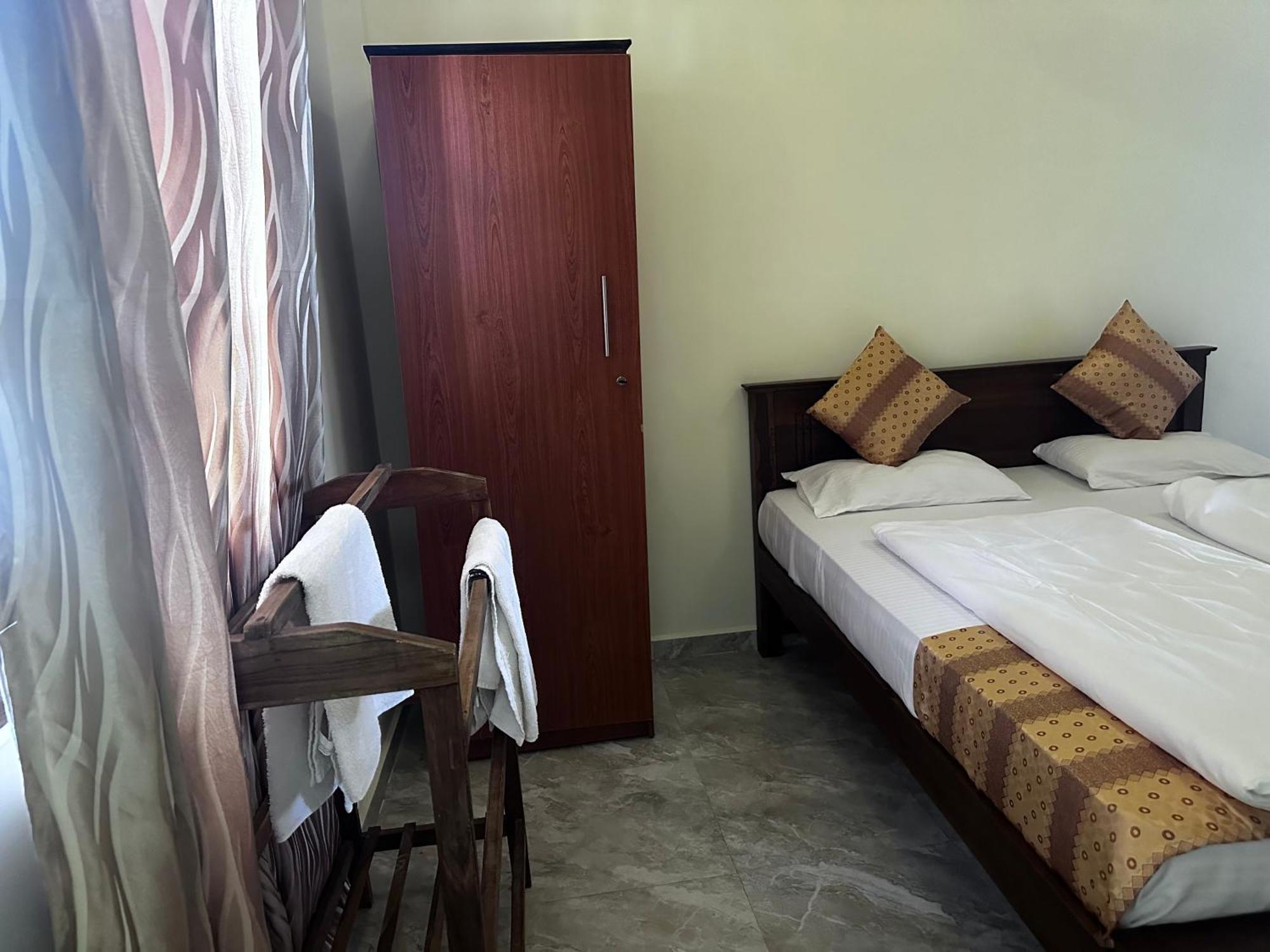 N Joy Inn Trincomalee Eksteriør billede